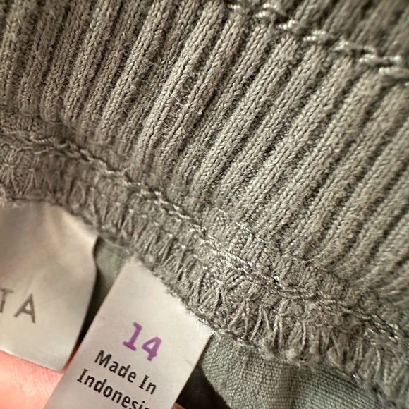 Athleta Trekkie Hiking Shorts Olive Green Cargo Shorts with Zippered Pockets - Picture 6 of 7